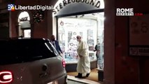 El papa Francisco sale del Vaticano para ir a una tienda de discos en Roma