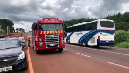 Após pneu de moto estourar, duas pessoas ficam feridas na BR-277