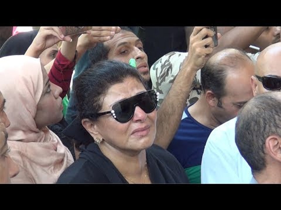 هالة صدقي تنهار من البكاء خلال جنازة فاروق الفي...