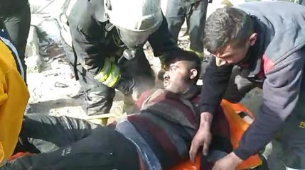 HURDA DEPOSUNDA ÇIKAN YANGINDA 2 KİŞİ DUMANDAN ETKİLENDİ