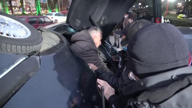 Duran otomobile çarpıp ters dönen araçtan saniyelerle böyle kurtuldular