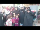 عواجيز وشباب..  سيدات يرقصن أمام اللجان احتفالا بالاستفتاء