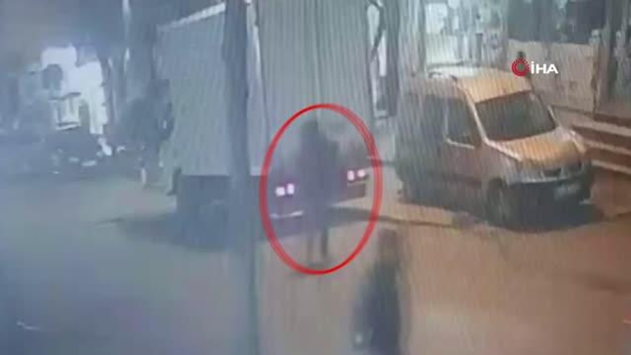 Kamyonetten çaldığı kredi kartıyla 'temassız' alışveriş yaptı... Hırsızlık anları kamerada