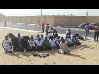 مشجعو السنغال يؤدون صلاة العصر أمام الدفاع الجوي