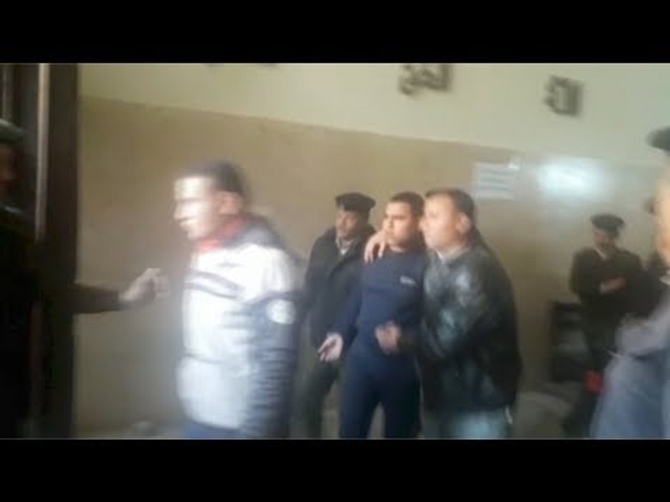 لحظة خروج المتهمين بقتل شهيد الشهامة.. والمحامي:الشهود غيروا أقوالهم
