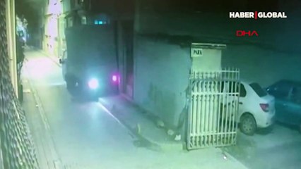 İstanbul'da korkutan anlar! Kamyonet doğal gaz kutusuna çarpınca...