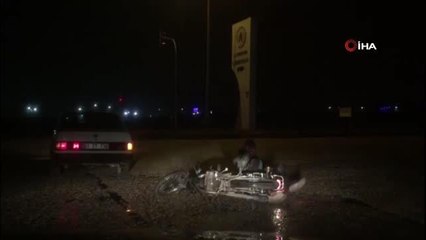 Araç içinden uzattıkları iple motosikleti çekmeye çalıştılar... O anlar kamerada