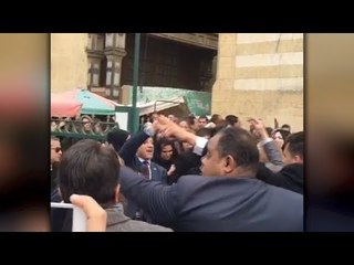 مايا مرسي تتعرض للإغماء في جنازة ابنها والمشيعون يحملونها للخارج