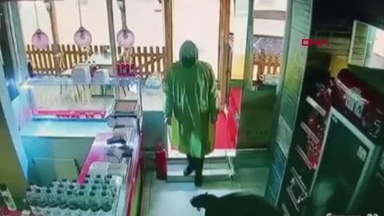 ARNAVUTKÖY'DE ÇİĞ KÖFTECİYE KURŞUN YAĞDIRDI, O ANLAR KAMERADA