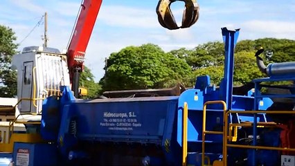 Prensa móvel destrói veículos  que foram leiloados pelo Governo do Estado