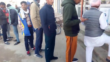 यूरिया के लिए किसानों की जद्दोजहद