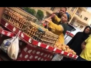 موظفة الحي تحاول تحطيم عربة تين رغم توسل البائع