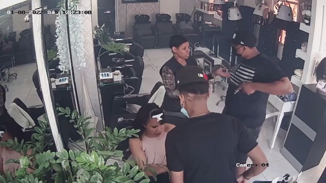 Atracadores asaltan un salón de belleza en autopista San Isidro