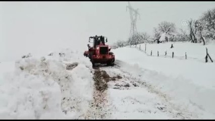 Tải video: Son dakika gündem: KAHRAMANMARAŞ - Yolu kapanan kırsal mahalledeki hastaya paletli ambulansla ulaşıldı