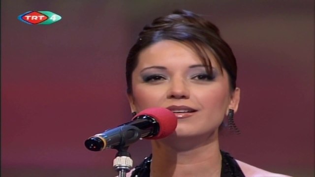 Ebru Özçengel / Her mevsim içimden gelir geçersin