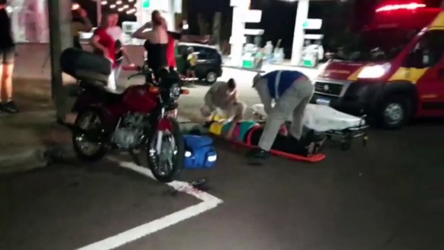 Colisão de moto contra carro estacionado deixa mulher ferida na Avenida Tancredo Neves