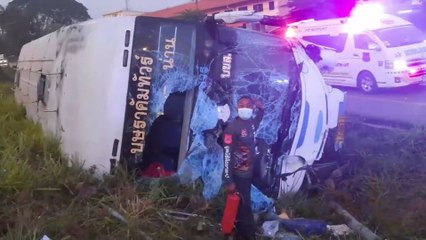 พังยับ! "บุษราคัมทัวร์" เสียหลักตกข้างทาง สาหัส 1 บาดจ็บเล็กน้อย 8 ราย