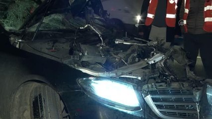 Eyüpsultan'da bariyere çarpan sürücü otomobilini bırakıp kaçtı