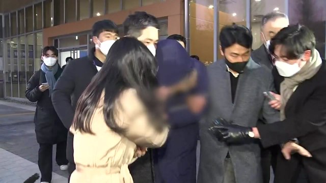 '2,215억원 횡령' 오스템임플란트 직원, 검찰 송치...취재진 질문엔 묵묵부답 / YTN