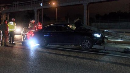 Eyüpsultan'da otomobil bariyerlere çarptı; sürücü ve arkadaşı kayıplara karıştı