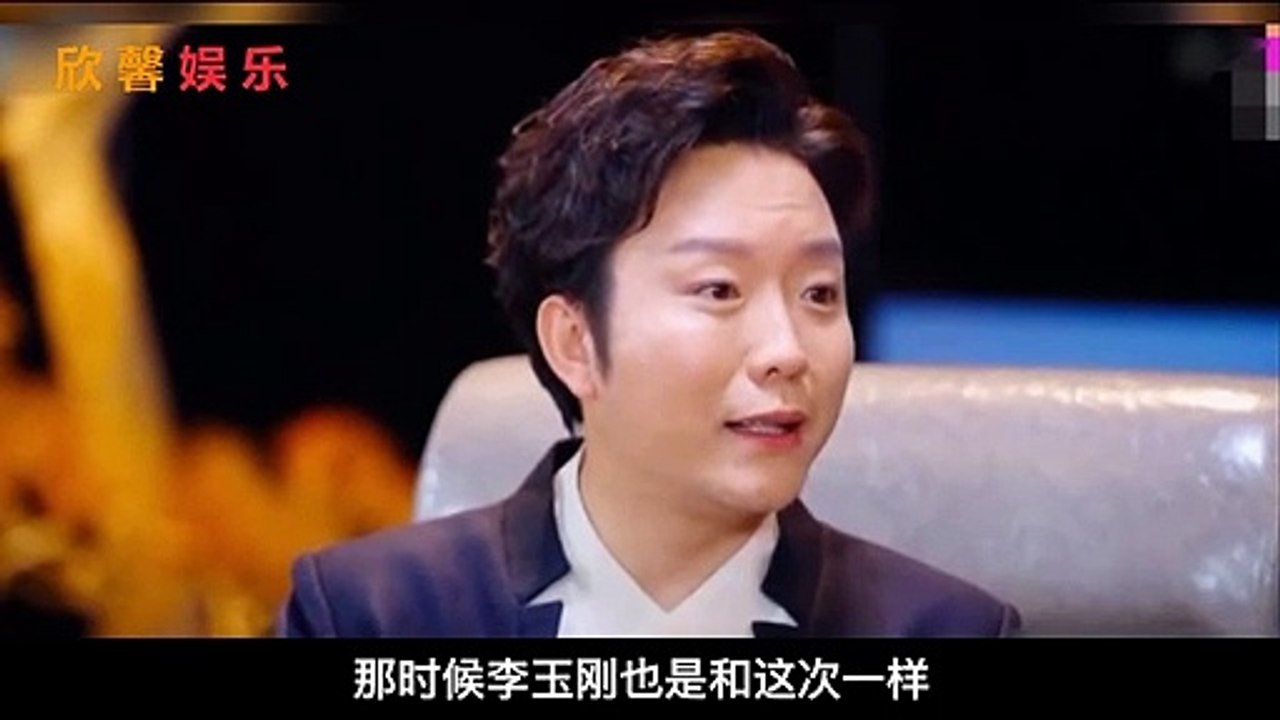 李玉刚行为惹争议，在大雪中下跪思念去世父亲，衣衫单薄大露肚皮