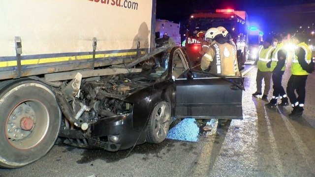 Lüks otomobil TIR dorsesinin altına girdi: 2 ağır yaralı