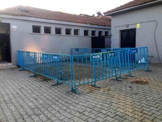 Okul bahçesinde çöken zemin dolduruldu