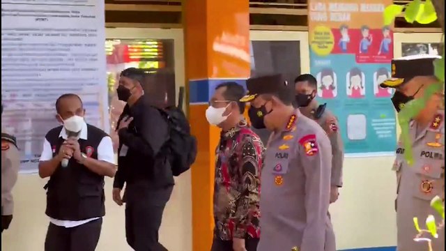 Kapolri Meninjau Pembelajaran Tatap Muka di SMP 6 Ambon dan Vaksinasi Massal Anak Usia 6-11 tahun di Lapangan Merdeka Ambon