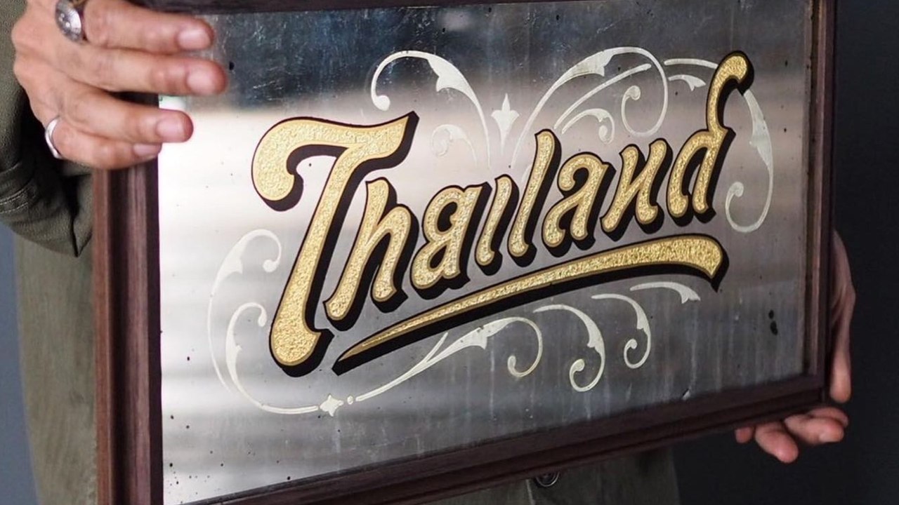 แห่ชื่นชม! หนุ่มออกแบบตัวอักษรคำว่า "ไทยแลนด์" อ่านได้ 2 ภาษา