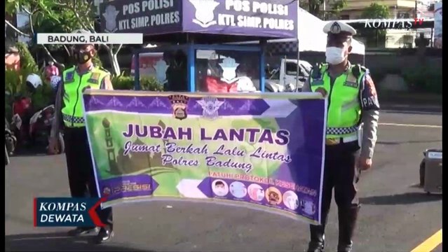 Antisipasi Penyebaran Omicron Polisi Bagikan Masker