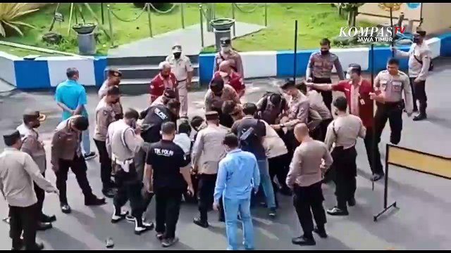 Viral, Pria ODGJ Bawa Sajam Masuk Polres Lumajang