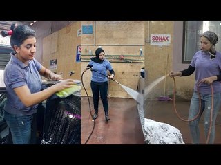 فتيات يقتحمن مجال غسيل السيارات: مش للولاد بس بنعافر على لقمة العيش