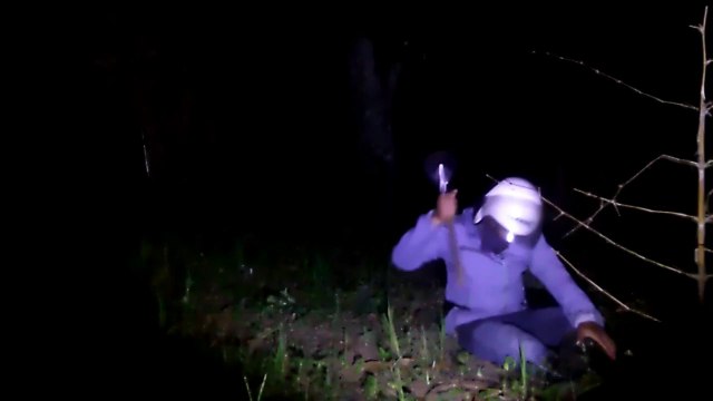 sosok penunggu pohon angker kena hajar,helm putih vs hantu pocong,hantu lucu,Sang Pemburu Malam part-2