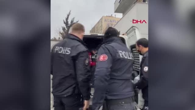 ATAŞEHİR'DE OTOMOBİLLE KAÇAK İÇKİ SATANLARI POLİS YAKALADI