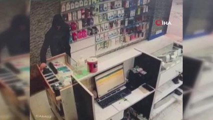 Bahçelievler'de cep telefonunu çalan hırsız kamerada