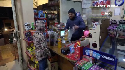 Mahalle bakkalından müşterilerine pankartlı sitem