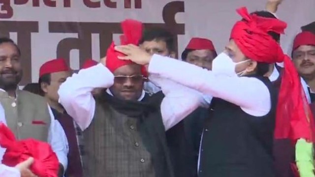 Swami Prasad Maurya and other BJP MLAs join Samajwadi Party