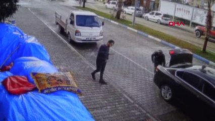 İŞÇİSİNİ OTOMOBİLİNİN BAGAJINDA TAŞIYAN PATRON GÖRENLERİ ŞAŞIRTTI
