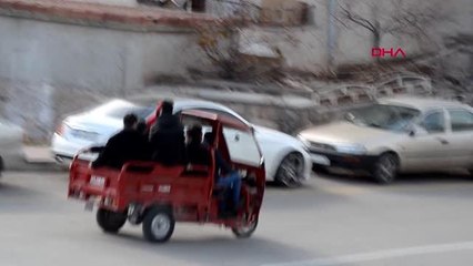 ÜÇ TEKERLEKLİ MOTOSİKLETTE 7 KİŞİNİN TEHLİKELİ YOLCULUĞU