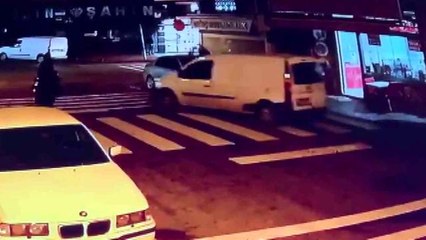 Ataşehir'de ekmek dağıtan fırıncının aracının çalındığı anlar kamerada