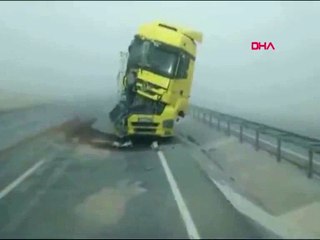 Kum fırtınası trafiği felç etti! Çok sayıda kaza