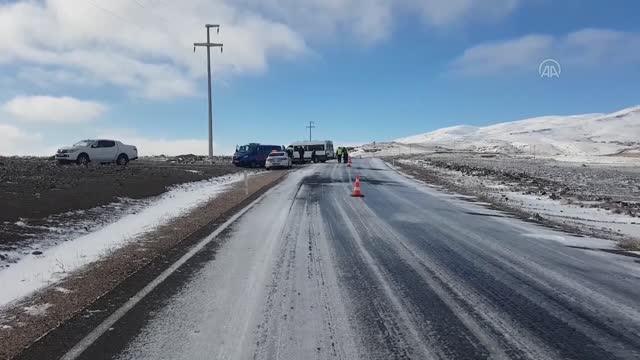 Minibüs ile hafif ticari aracın çarpışması sonucu 11 kişi yaralandı