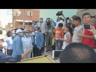 طفل لرئيس الوزراء خلال جولته بالإسماعيلية: نفسي أسلم عليك بس هيزعقولي