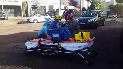 Rapaz de 23 anos fica ferido após colisão entre carro e moto no Jardim Gramado