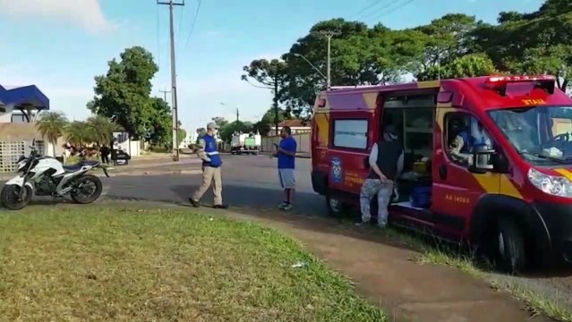 Rapaz de 23 anos fica ferido após colisão entre carro e moto no Jardim Gramado