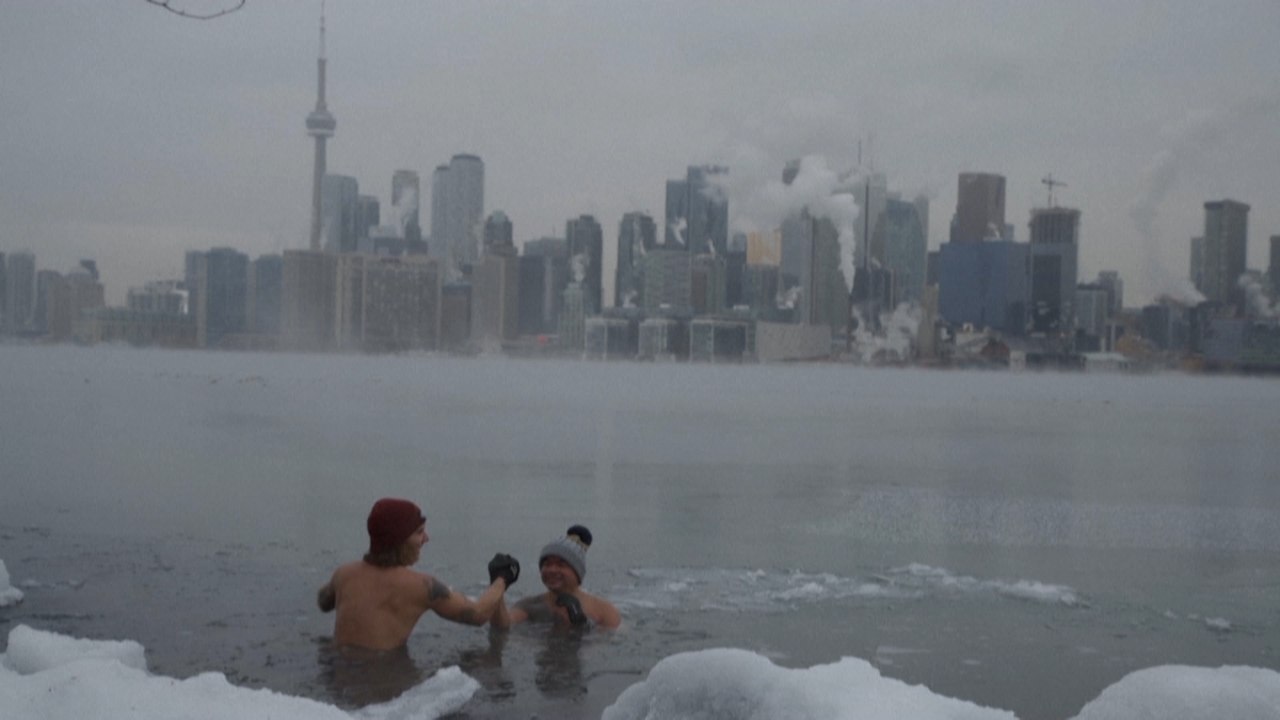 Kanadier baden bei -20 Grad Celsius