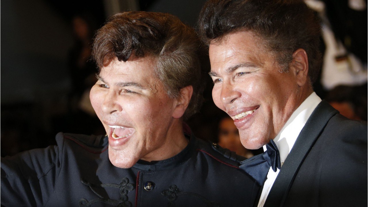 VOICI : Mort d’Igor et Grichka Bogdanoff : leur agent poste une rare photo avec leurs compagnes Chaima et Julie Jardon