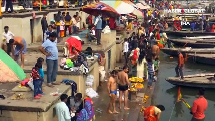 Koronavirüs onları durduramadı! Binlercesi Ganj Nehri'ne girdi
