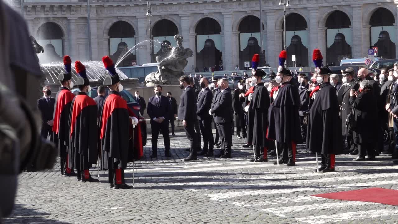 Sassoli, il feretro entra nella basilica avvolto nella bandiera europea