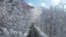 Kar ve sisin ahengi Çam Dağı'nda güzel manzaralar oluşturdu